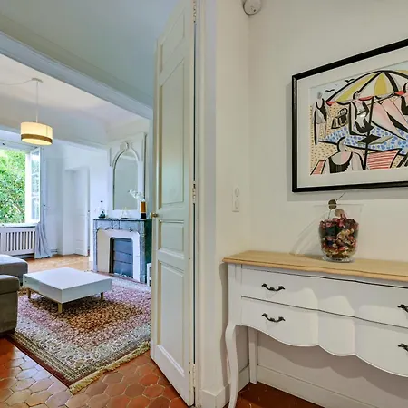 Les De Montigny Apartment